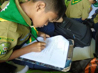 Siswa kelas 4 SD Muhammadiyah 23 Semanggi sedang menulis laporan kegiatan outing class (11/10/2019)