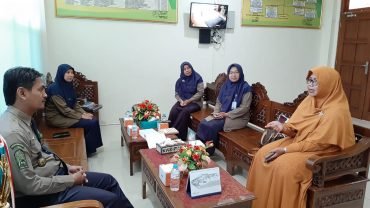 Mona Farida saat berdiskusi dengan Kepala sekolah beserta jajaran di sekolah