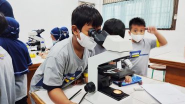 SC SD Muh PK Kottabarat Belajar Mikroskop Binokuler di Laboratorium Biologi UMS
