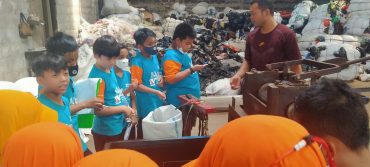 Siswa SD Muhammadiyah PK Kottabarat Belajar Pemanfaatan Sampah Plastik