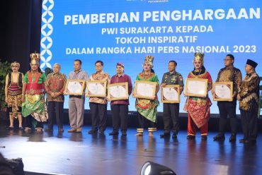 Hari Pers Nasional, Rektor UMS Dapatkan Penghargaan Tokoh Inspiratif di Bidang Manajemen Pendidikan