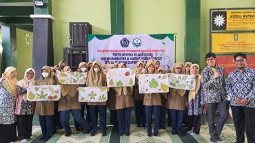 Tunjang Kreativitas Siswa, SMP Muhammadiyah al Kautsar PK Bersama FKIP UMS Adakan Pelatihan Ecoprint dan Macrame