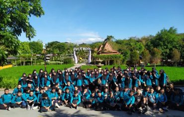 Siswa Kelas XI SMA Muh PK Kottabarat Surakarta Seru-seruan Telusuri Sungai