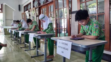 Inovatif, SD Muhammadiyah PK Kottabarat Gelar Pilkalas dengan E-Voting