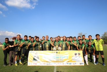 Rektor UMS Jadi Kapten Tim Doskar UMS FC di Turnamen Piala Bersama Wonorejo Cup 2023