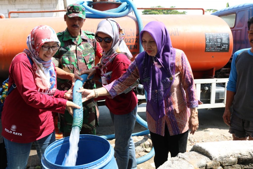 GANDENG LAZISMU, KAGAMA SOLORAYA BERIKAN  BANTUAN AIR BERSIH