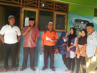 SD Muhammadiyah 11 Surakarta berbagi daging qurban ke Warga sekitar dan murid