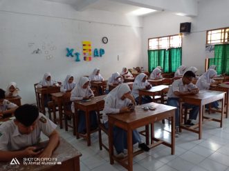 Tak Ingin Tertinggal di Zaman Milenial, SMK Muhammadiyah 2 Surakarta Melaksanakan PTS secara Online