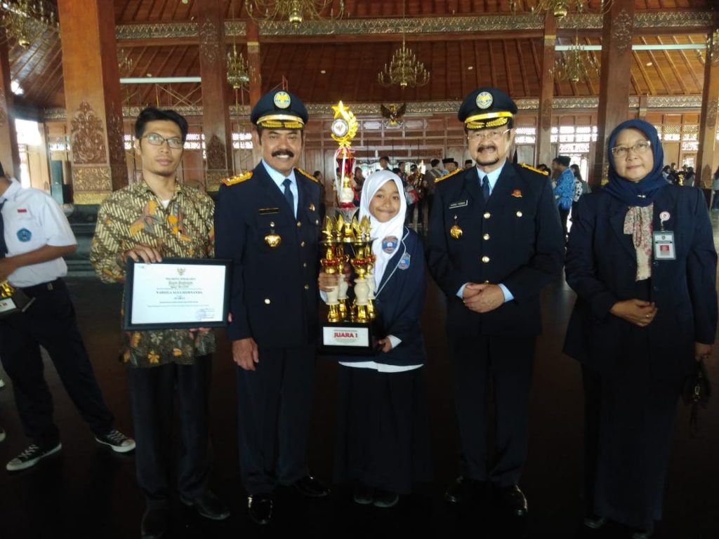 Nabiila Terima Piala Wali Kota Surakarta