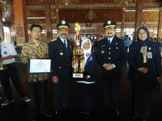 Nabiila Terima Piala Wali Kota Surakarta