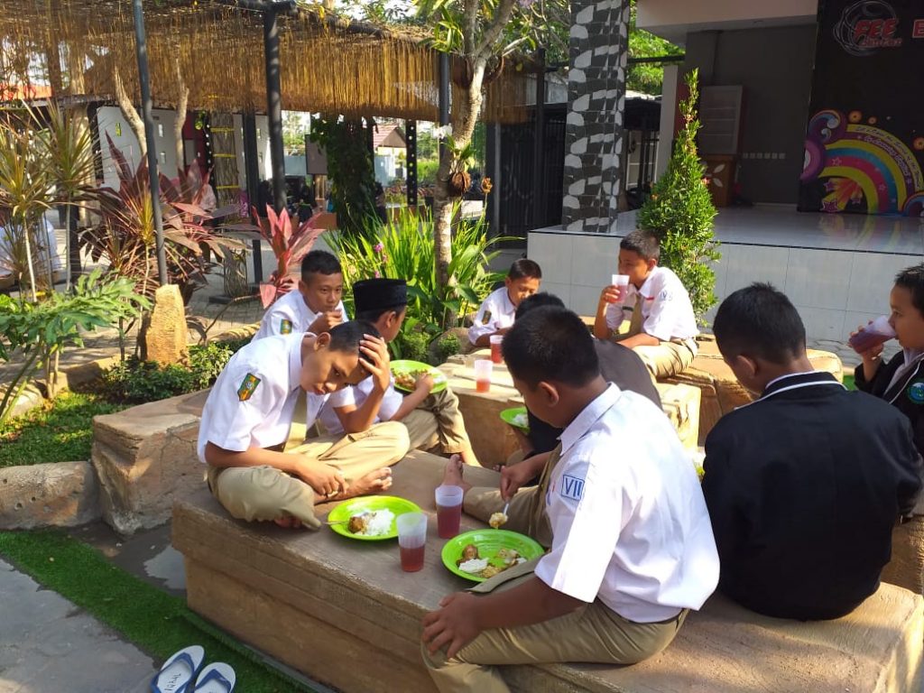 KELAS GLOBAL SISWA GREEN SCHOOL  BELAJAR DI KAMPUNG INGGRIS PARE