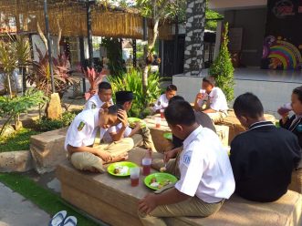 KELAS GLOBAL SISWA GREEN SCHOOL  BELAJAR DI KAMPUNG INGGRIS PARE