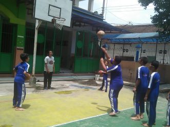 Junior NBA Coaching Clinic di SMP Muhammadiyah 1 Simpon Solo