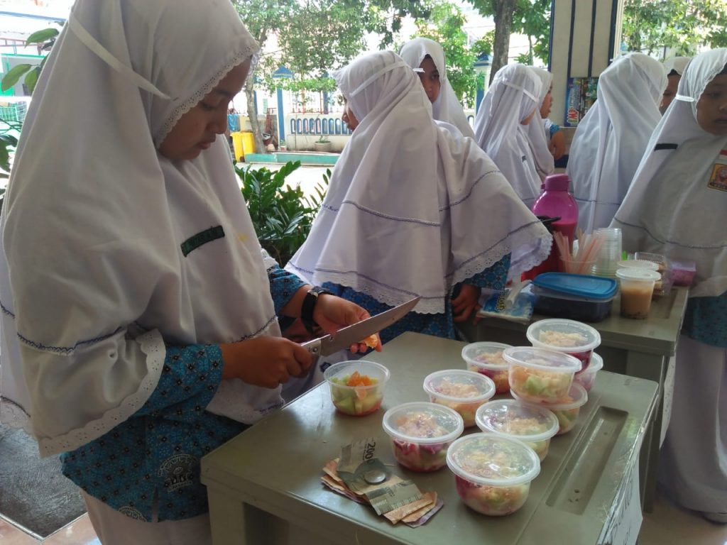 SISWA PK SMP SIMPON BELAJAR KEWIRAUSAHAAN