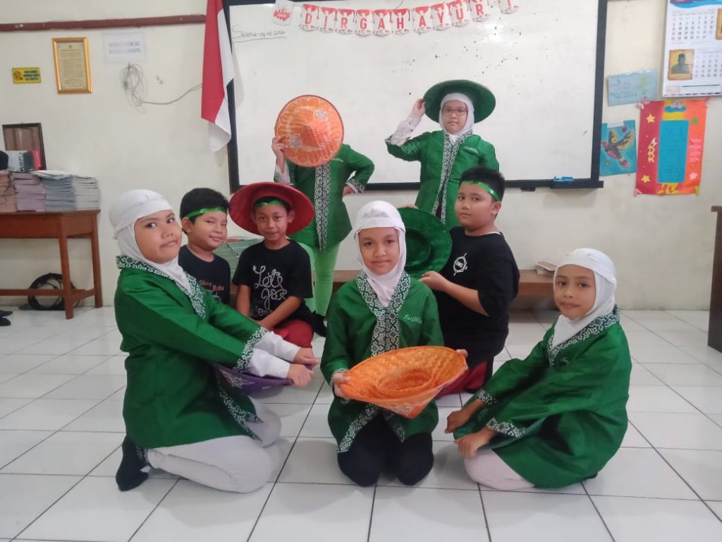 Siswa SD Muhammadiyah 1 Solo Belajar Tari Indonesia dari YouTube