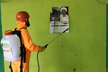 TAK HANYA MASJID, RELAWAN MCCC-19 SEMPROT DISINFEKTAN KE KAMPUNG
