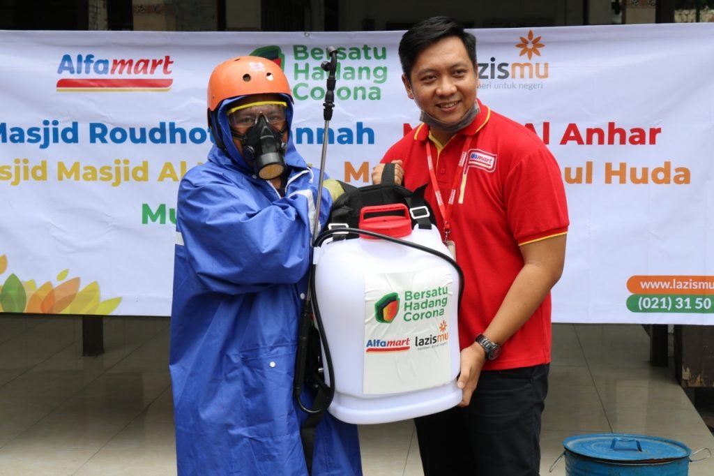 ALFAMART BERIKAN BANTUAN BERSIH-BERSIH MASJID KE LAZISMU