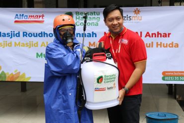 ALFAMART BERIKAN BANTUAN BERSIH-BERSIH MASJID KE LAZISMU