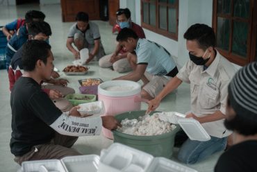 Relawan Muhammadiyah  Sikka Buat Dapur Umum Suplai Makanan Penumpang KM Lambelu