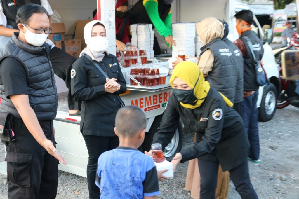 SAAT PARA PETUGAS BANK MEGA SYARIAH BERKOLABORASI BERSAMA RELAWAN MUHAMMADIYAH