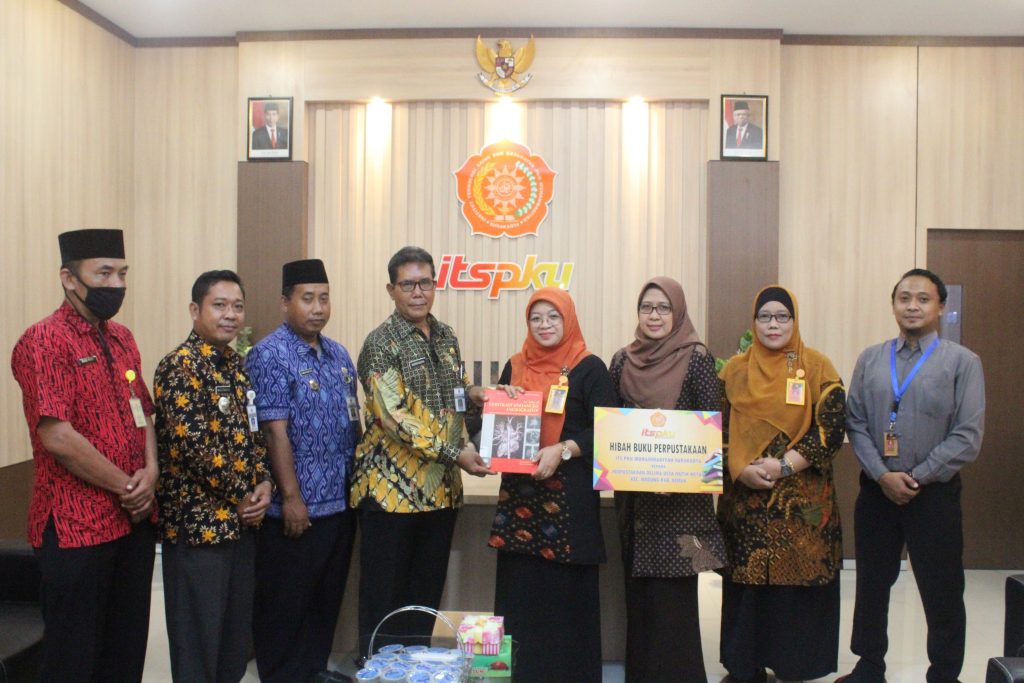 ITS PKU Menghibahkan Buku Ke Pemerintah Demak