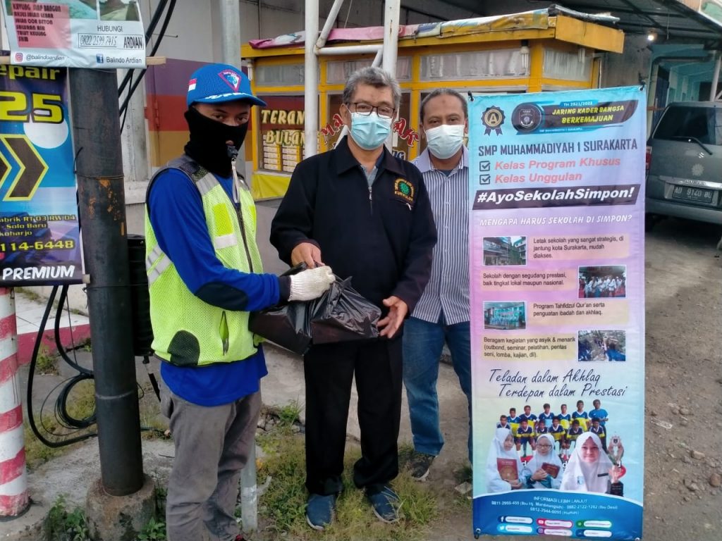 100 PAKET TAKJIL DARI SMP MUHAMMADIYAH 1 SIMPON