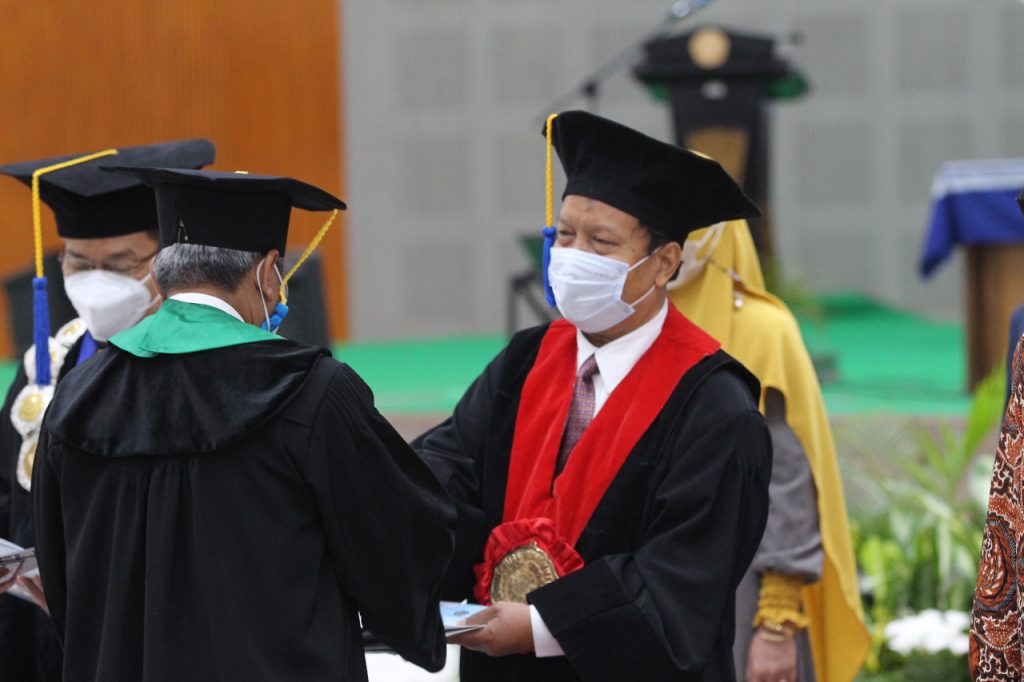 Prof Absori, Salah Satu Peraih Penghargaan pada Hari Jadi ke 63 UMS, Dia Dinilai Berkontribusi Aktif Lakukan Penelitian