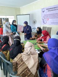 Tingkatkatkan Keterampilan, Tim Pengabdian P2AD FK UMS Latih Petugas Posyandu