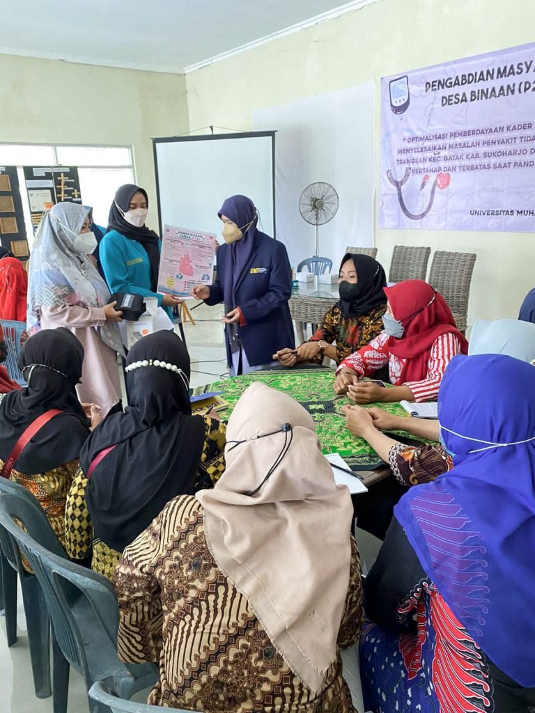 Tingkatkatkan Keterampilan, Tim Pengabdian P2AD FK UMS Latih Petugas Posyandu