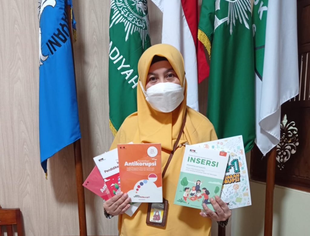 SD Muhammadiyah 1 Ketelan Surakarta Terima Bantuan Buku dari KPK