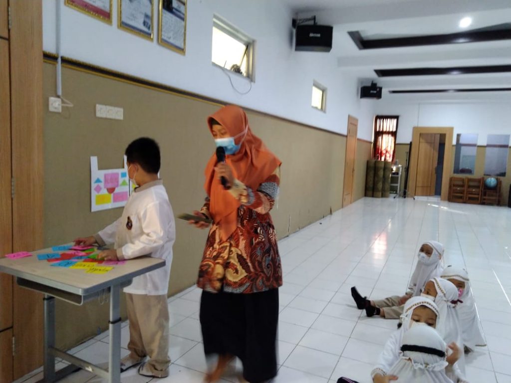 Asyiknya Belajar Matematika dengan Teknik “Play and Pause”