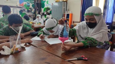 Asyiknya Belajar Sistem Pernapasan dengan Alat Peraga Sederhana