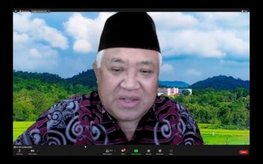 Webinar Series Kajian AIK Sivitas Akademika Universitas Muhammadiyah Surakarta (UMS) yang diadakan oleh Biro Pengembangan Sumber Daya Manusia (BPSDM), kali ini mengundang Prof. Din Syamsuddin, M.A., Ph.D. sebagai pembicara, dengan tema “Pernyataan Pikiran Muhammadiyah Jelang 1 Abad”.