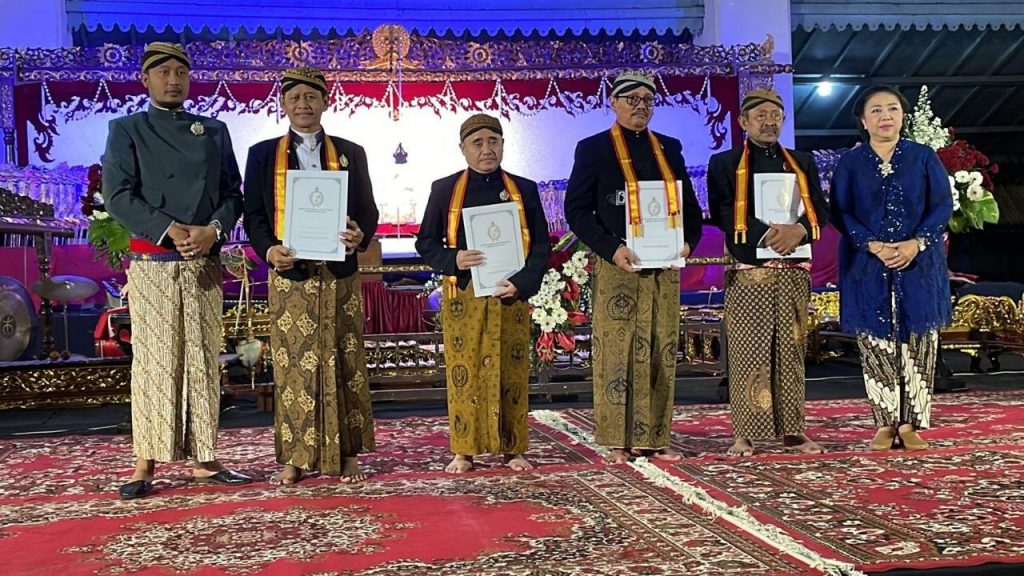 Ketua PWM Jawa Tengah Tafsir Diberi Gelar Kanjeng Raden Aryo Tumenggung