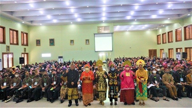 Baju Adat Nusantara  Warnai PKKMB Universitas ‘Aisyiyah Surakarta