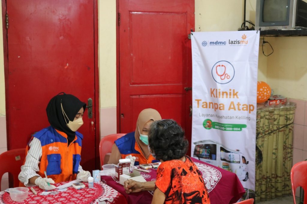 Lazismu dan MDMC Solo Dampingi Lansia Sejahtera Tapen