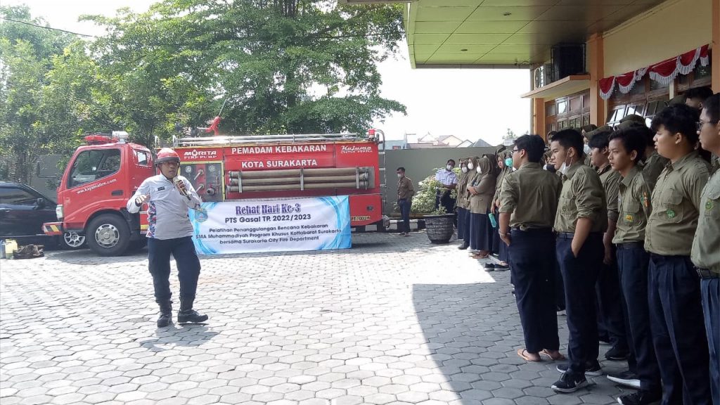 Kesigapan Siswa SMA Muhammadiyah PK Kottabarat Melawan Kebakaran