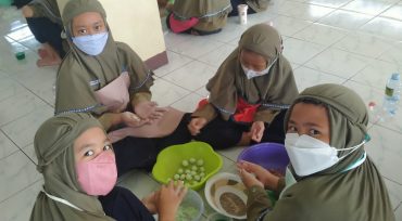 SD Muh PK Kottabarat Gelar Pembelajaran Projek Pembuatan Klepon