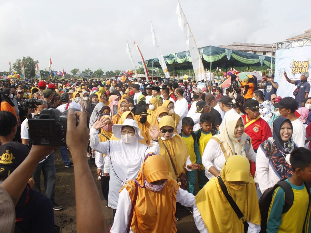 Luar Biasa, 38 Ribu Warga Muhammadiyah Sukoharjo Semarakkan Jalan Sehat