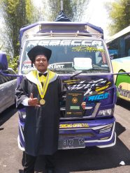 Unik! Wisudawan UMS Ini Naik Truk Menuju Tempat Wisuda