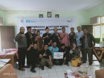 DORONG USAHA UMKM TERDAMPAK PANDEMI DI LEMBANG, LAZISMU SINERGI DENGAN BSI BERIKAN BANTUAN
