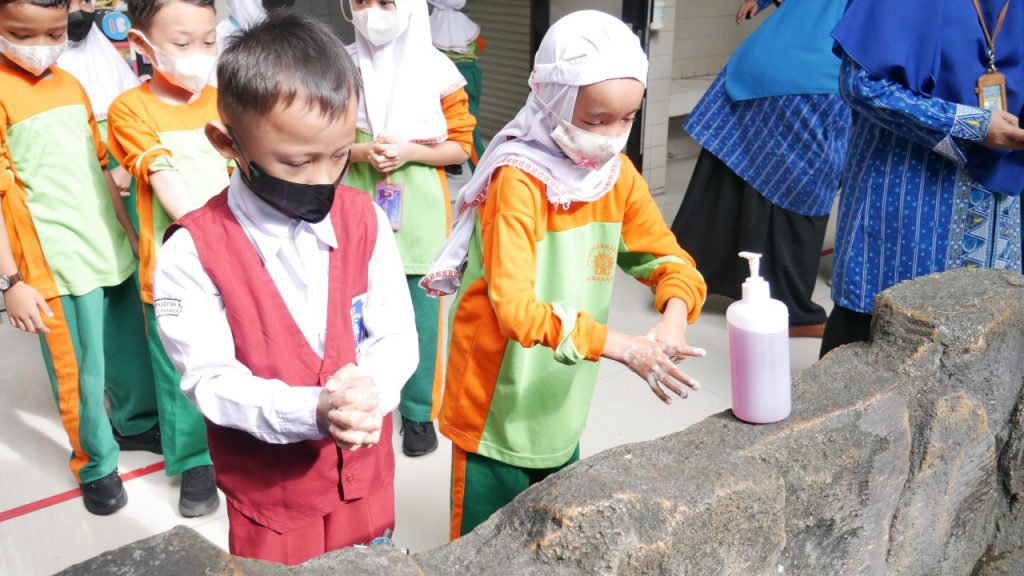 Puluhan Siswa SD Muhammadiyah 1 Solo Peringati Hari Cuci Tangan Sedunia