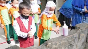 Puluhan Siswa SD Muhammadiyah 1 Solo Peringati Hari Cuci Tangan Sedunia