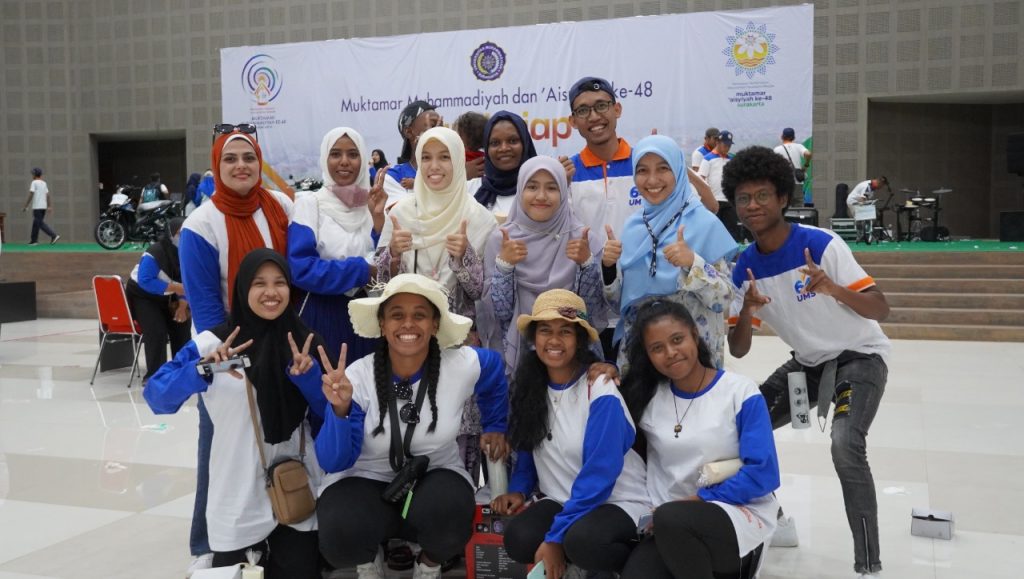 Mahasiswa Internasional Turut Semarakkan Jalan Santai UMS, Satu Di Antaranya Mendapatkan Hadiah Motor