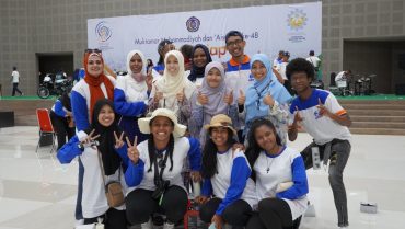 Mahasiswa Internasional Turut Semarakkan Jalan Santai UMS, Satu Di Antaranya Mendapatkan Hadiah Motor