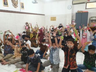 Olah Sampah Bungkus Apel untuk Kreasi Membuat Bunga