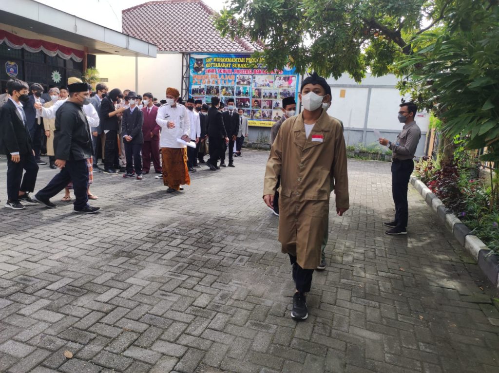 Siswa SMP Muhammadiyah PK Jalan Sehat Cosplay Tokoh Muhammadiyah