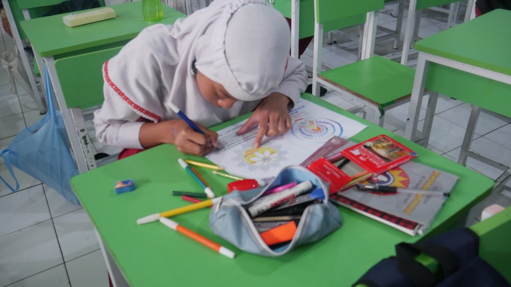 Siswa Asah Kreativitas Mewarnai Logo Sambut Muktamar ke-48