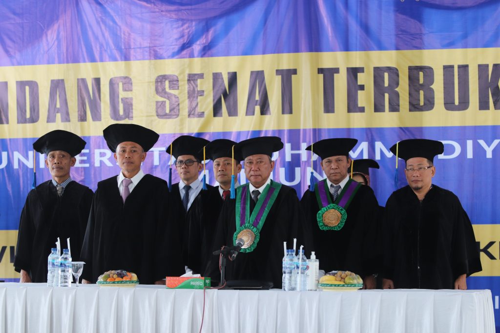 Wisuda Kali Pertama bagi Sofyan Anif sebagai Rektor UMMAD