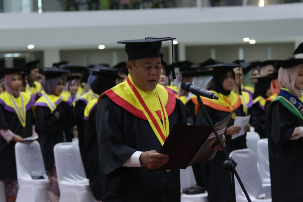 Bupati Karanganyar Jadi Salah Satu Wisudawan UMS, Juliyatmono : UMS Bentuk SDM Unggul yang Bercirikan Nilai Islam